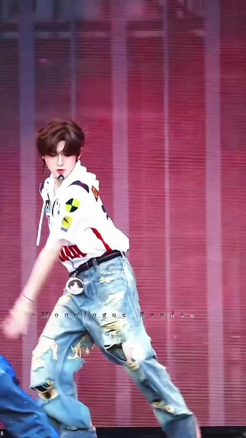 谁懂宋亚轩每次抬手动作时那个肌肉线条有多性感