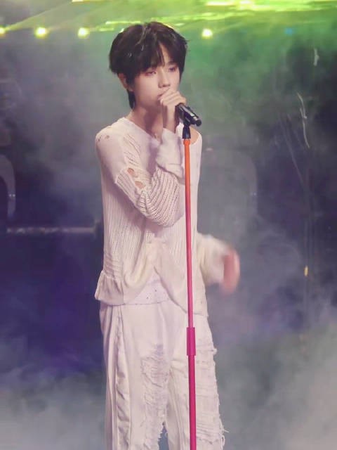 王橹杰《路灯下的小姑娘》竖版直拍