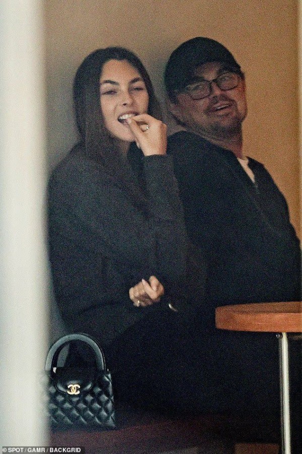 51岁小李子罕见公开亲吻女友,望向27岁意大利超模,尽显温柔