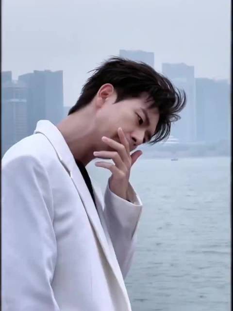 李现白色西装、韩剧男主即视感