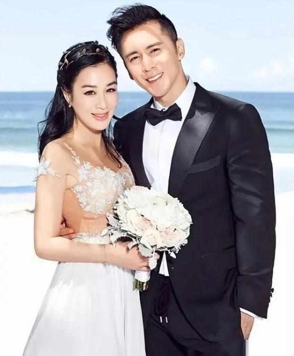 结婚9年后，钟丽缇55岁，张伦硕43岁，他们依然很恩爱