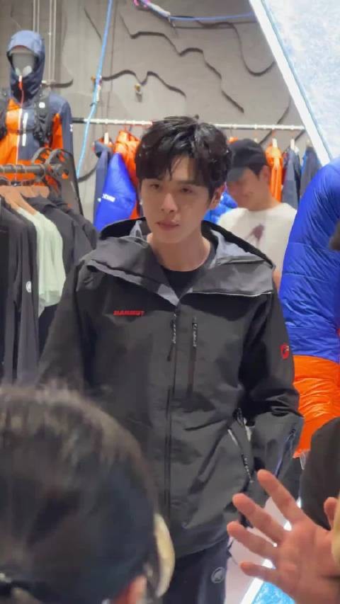 张若昀的气质一身正气,看起来非常惹人爱!