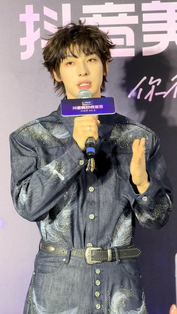 颜安在线安利骄阳似我，“大家多多支持好吗？”