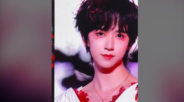 贺峻霖红眼妆造型亮相新音舞台献唱《燕窝》