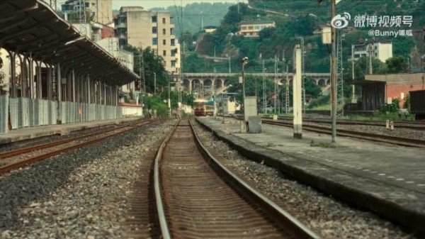 杨文远卧轨被曲梦金球所救，二人相互唤醒