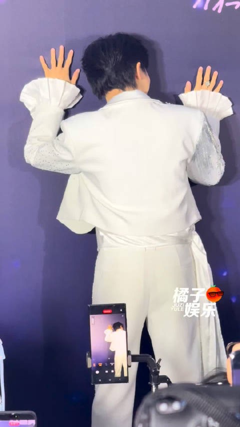 啊啊啊啊啊啊啊跳完舞之后恨不得找个地缝钻进去的周深：2025你快结束吧！