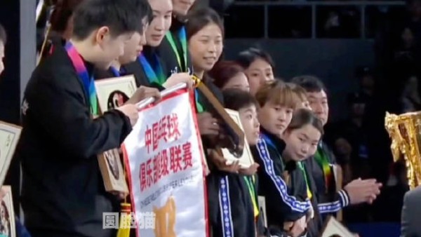 “向队友连声说，你们拿奖杯”