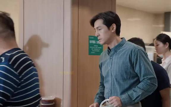 县委大院：梅书记以普通人的身份帮住院的妈妈打饭遭怼