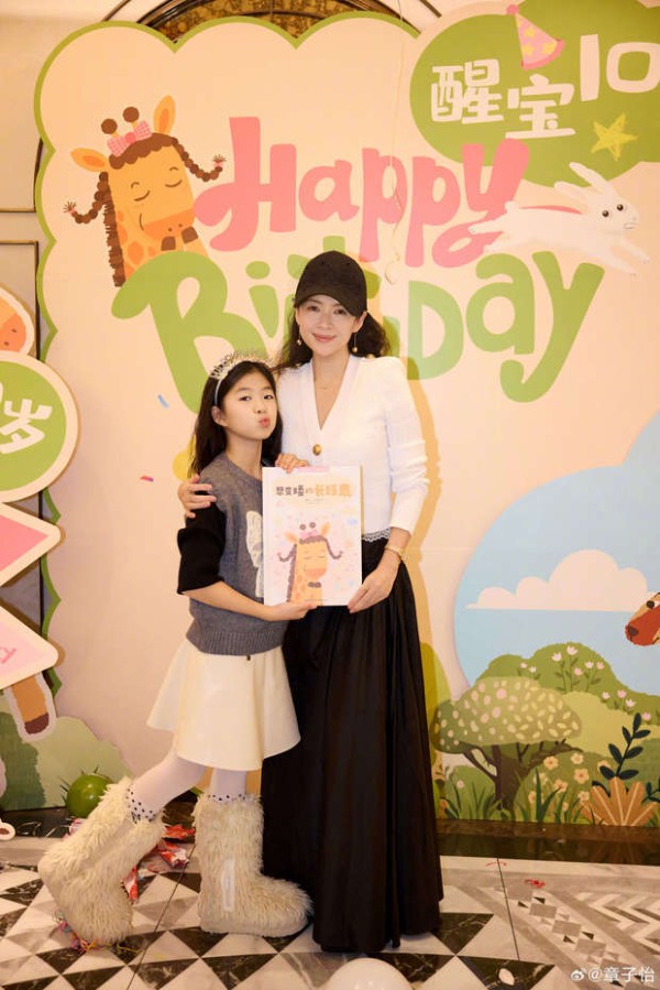 章子怡和醒醒长得很像。