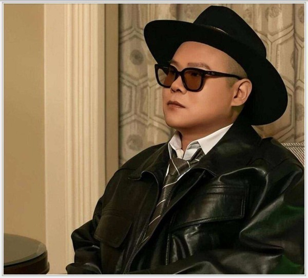 岳云鹏相声演员身份获奖时尚跨界,礼帽墨镜新look引围观