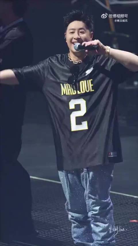 潘玮柏演唱会全场大合唱《Tell Me》，起调即被歌声淹没