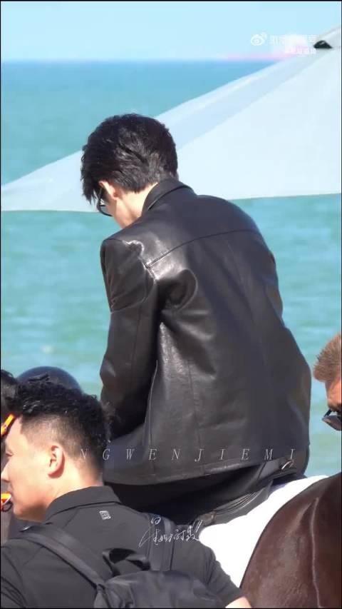 檀健次海边骑马亮相好六团建，潇洒姿态引热议