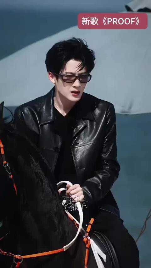 檀健次海边骑马画面曝光，与新歌PROOF完美契合