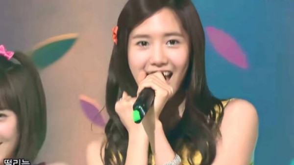 少女时代-GEE 站在旁边那位，她的腿受伤了，所以不能跳舞，只能站在一边唱歌