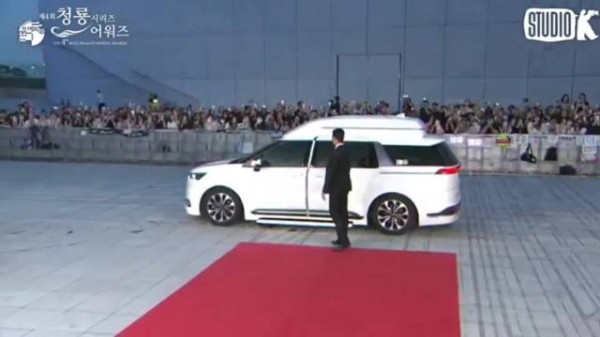 IU闪耀青龙红毯美爆了啊，完全女神，iu恐怕没有黑粉吧，她越长越年轻