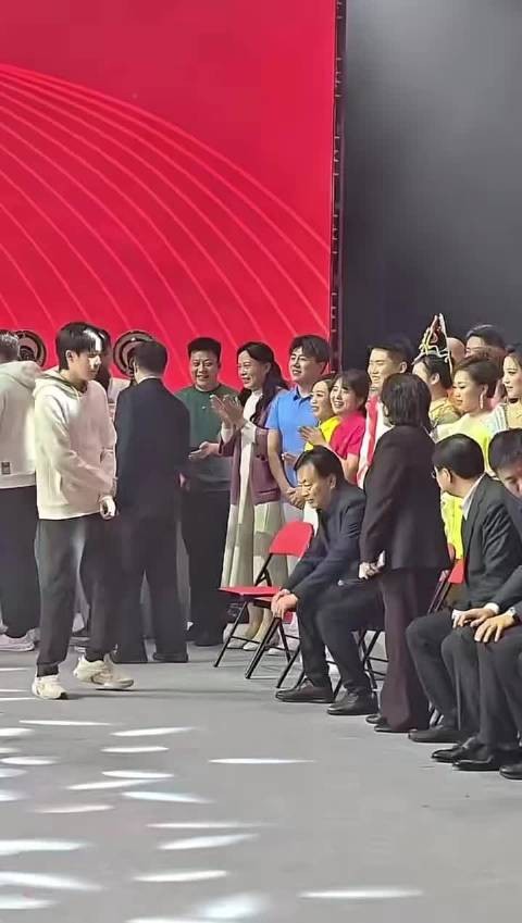 王楚钦魏桥年会，后面的舞蹈演员的嘴 比AK还难压