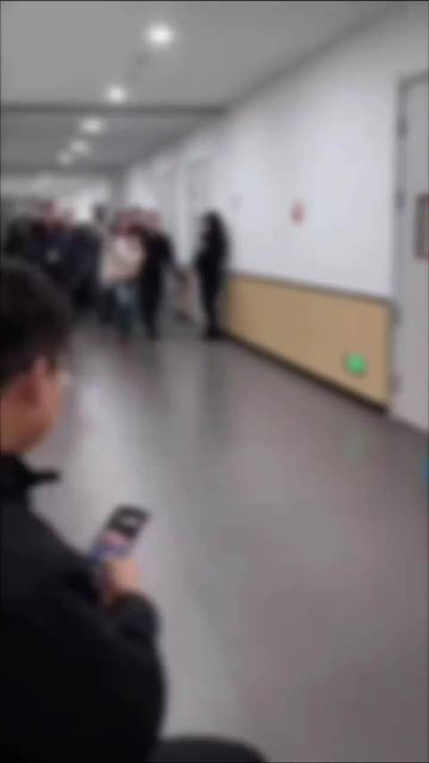 邓为风衣造型亮相央视跨年,霸总气场引期待