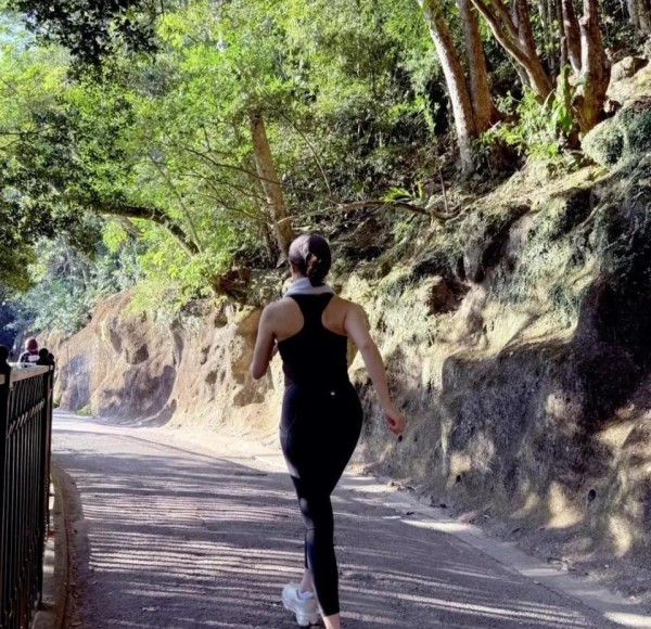 黎姿在香港登山跑步被偶遇，穿着黑色背心+紧身裤，身材凹凸有致