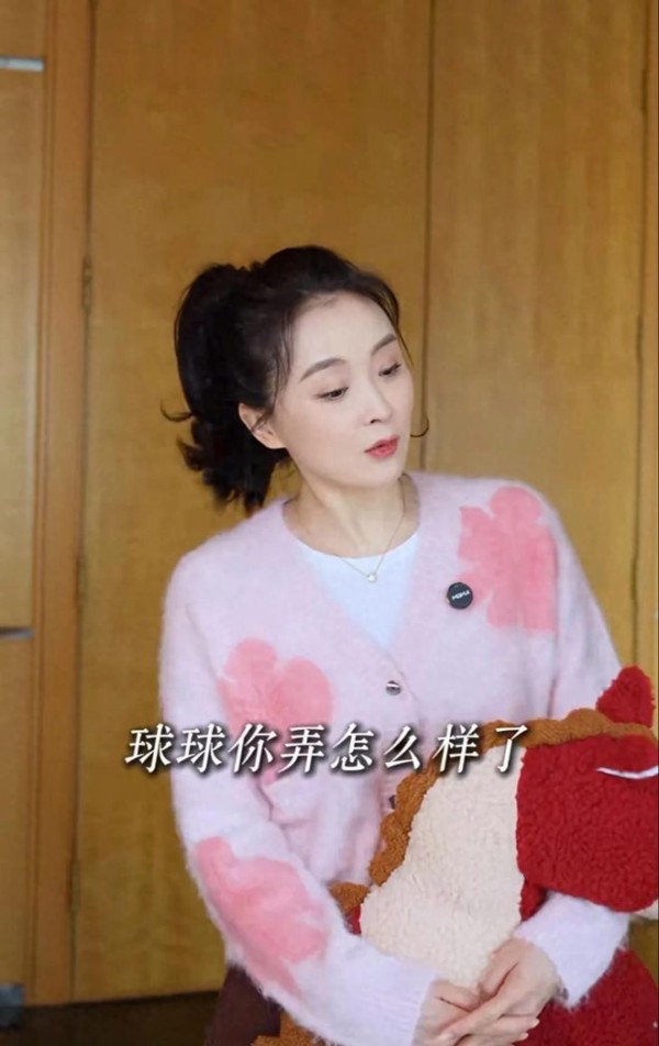 王艳带儿子装扮豪宅迎新年，19岁球球颜值逆袭，福气耳太抢镜