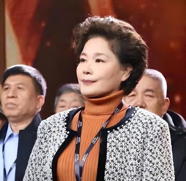 她是国家一级演员，离婚23年至今跟前夫住对门，还参加前婆婆葬礼