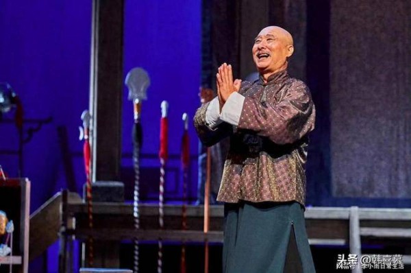 陈佩斯上海演出，姚明现身支持，最萌身高差，他最后一个小品火了