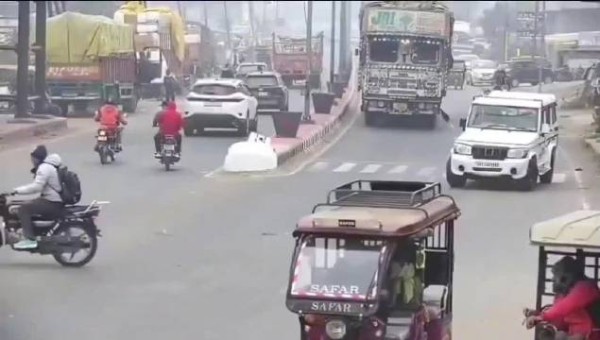 印度公路的景色丝毫不逊色于一部《死神来了》电影