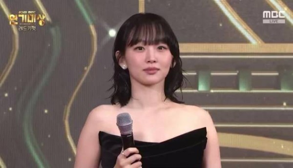 MC问如果能只得一个奖想得什么呢？  最佳情侣奖！ mbc演技大赏卧底高中