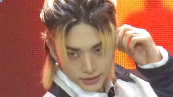 黄铉辰亮相KBS音银全球庆典，2026台历生日盲盒发布