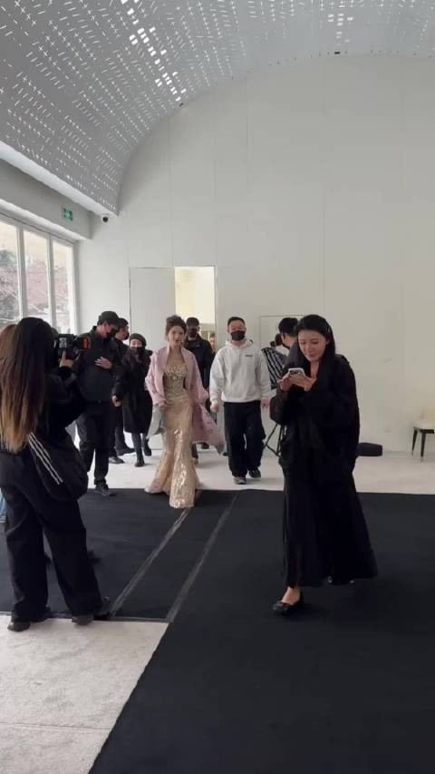 张予曦~鎏金礼服,极致曲线, 这套是真好看,假胯也是真明显