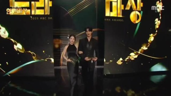 IU边佑锡亮相2025MBC演技大赏,介绍新剧《21世纪大君夫人》