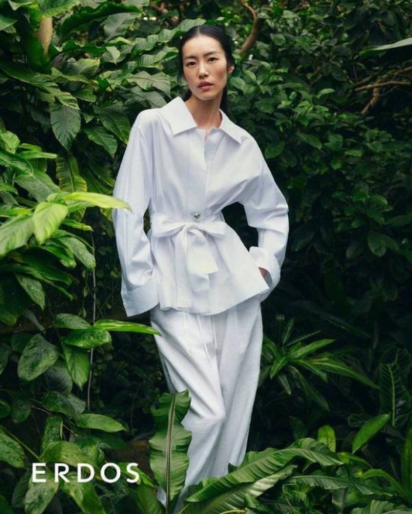 搜狐娱乐讯 近日，一组刘雯在英国皇家植物园中的大片曝光。