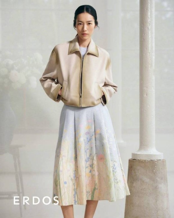 刘雯气质优雅。