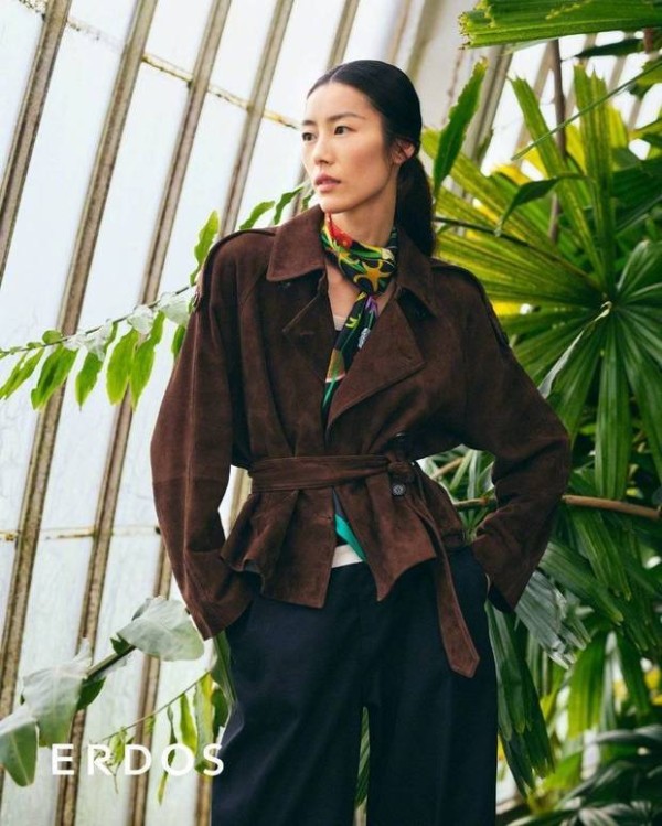 刘雯侧颜绝美。