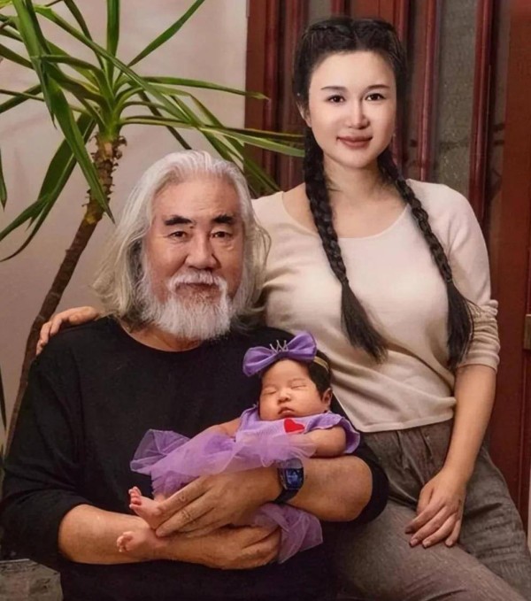 闭关四天不见光 张纪中妻子直言是场心理挑战