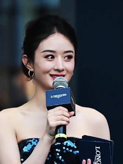 赵丽颖亮片抹胸裙亮相，优雅从容成全场焦点