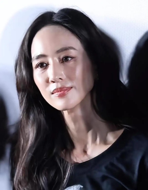 43岁张钧甯活动怼脸拍！皮肤紧致，一点纹没有，状态好得像28岁