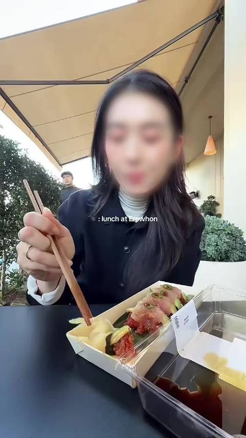 王嘉尔误入路人自拍镜头，好奇张望后礼貌避让