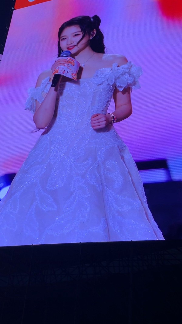 美貌在线!关晓彤主持浙江卫视跨晚