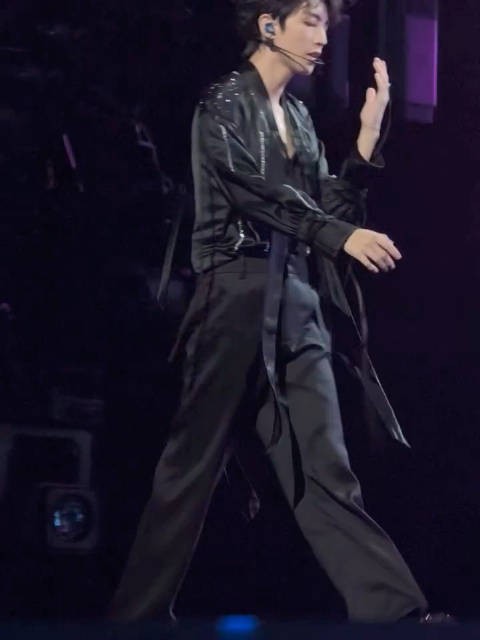 王俊凯你轻点帅！内娱全开麦唱跳top就算了，你怎么还湿身啊 这太太太犯规了