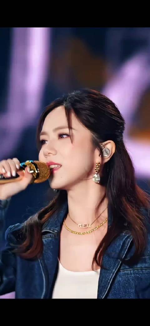 邓紫棋跨年献唱《倒数》鼓励勇敢表达爱