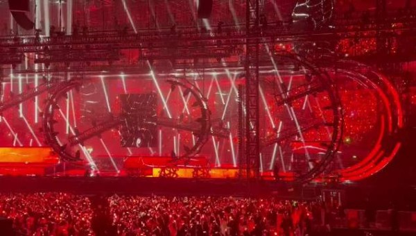 王源跨年演唱会首场开唱，斜开舞台搭配光影特效震撼全场