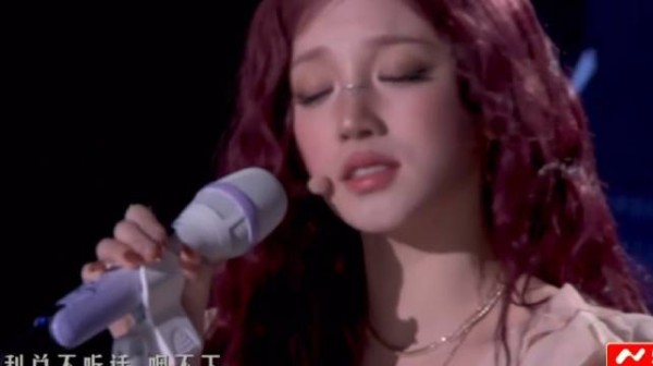 宋雨琦红发美杜莎造型亮相浙江跨年，开麦献唱《还痛吗》引爆全场
