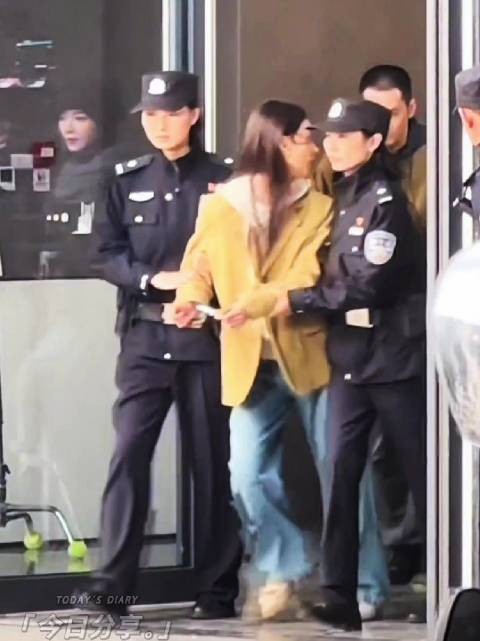 李沁拍戏穿黄外套牛仔裤,被警察押出双手戴铐