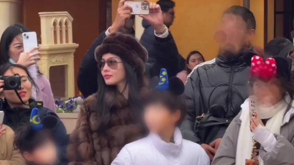 张嘉倪带儿子迪士尼跨年，两个儿子现在她身前，人群中美的好突出！