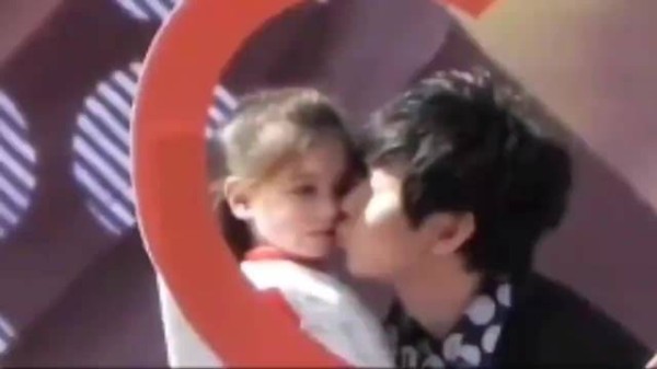 林俊杰母亲生日宴官宣恋情，女友七七获父母认可