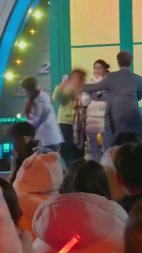 邓为主动给王玉雯解围带她离开，好绅士