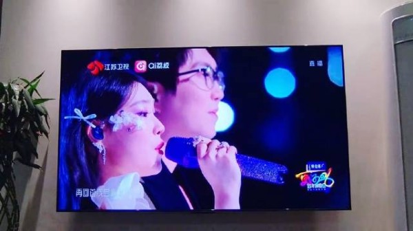 毛不易跨年晚会暖心鼓励紧张演唱的沈佳润