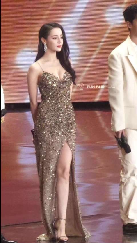 迪丽热巴星光大赏，视频为迪丽热巴星光大赏领奖台片段，时长4分钟