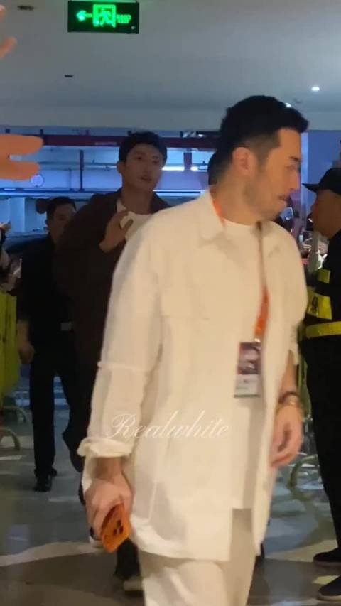 黄景瑜跨年晚会下班路透曝光，生图帅气引热议