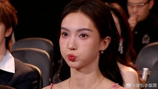 难怪明星都没皱纹，王嘉尔金晨时刻都在嘟嘴，真是太自律丨星光